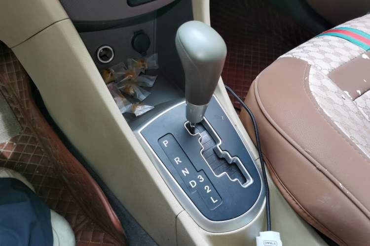 Used Hyundai Verna (older generation) 2010 Sedan 1.4L Automatic Comfort Model GS Gear Lever
