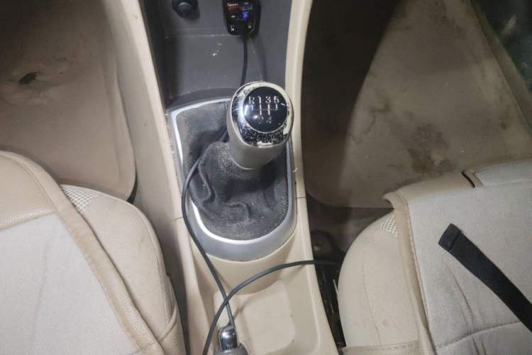 Used Hyundai Verna (older generation) 2010 Sedan 1.4L Manual Comfort GS Gear Lever