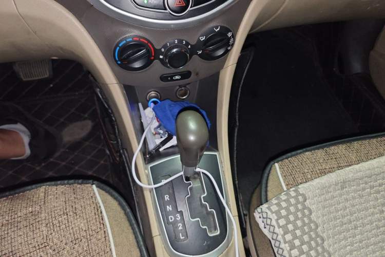 Used Hyundai Verna (older generation) 2010 Sedan 1.4L Automatic Comfort Model GS Gear Lever