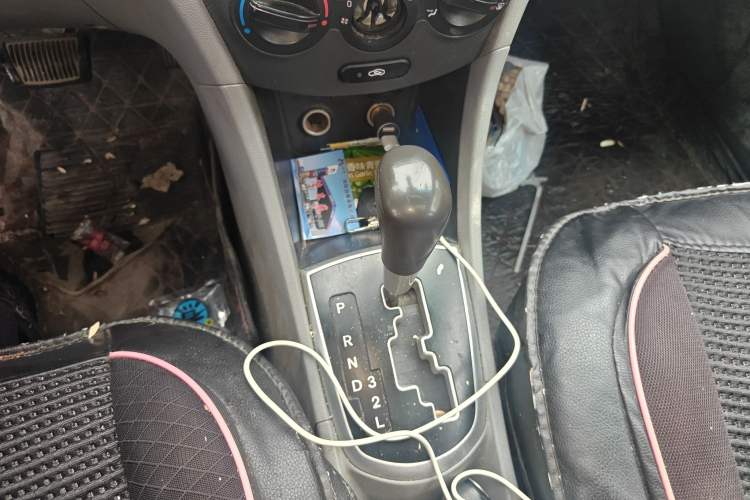 Used Hyundai Verna (older generation) 2010 Sedan 1.4L Automatic Fashionable GT Model Gear Lever