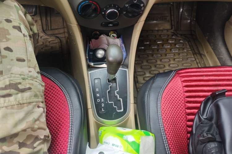 Used Hyundai Verna (older generation) 2010 Sedan 1.4L Automatic Fashionable GT Model Gear Lever