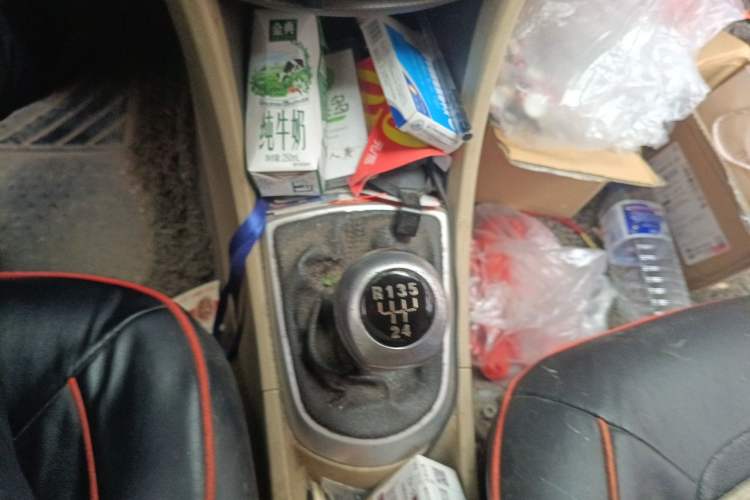 Used Hyundai Verna (older generation) 2010 Sedan 1.4L Manual Standard GL Model Gear Lever