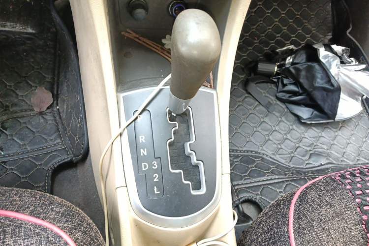 Used Hyundai Verna (older generation) 2010 Sedan 1.4L Automatic Fashionable GT Model Gear Lever