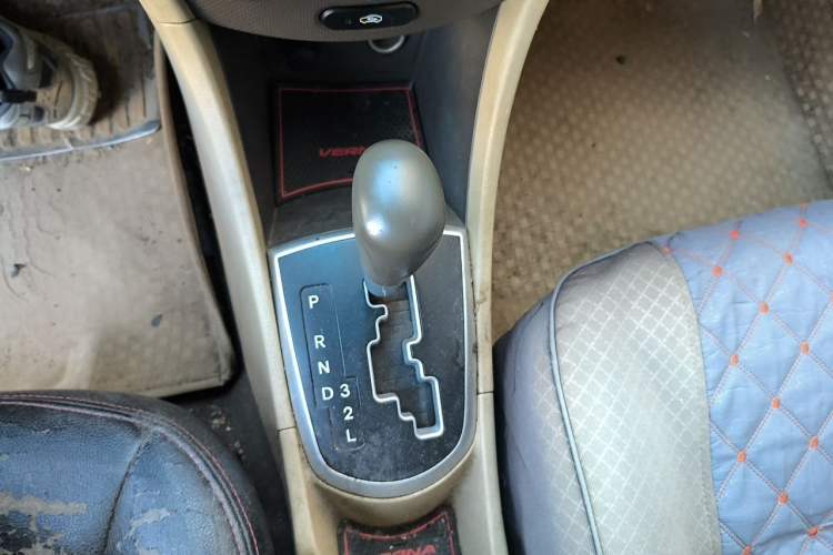 Used Hyundai Verna (older generation) 2010 Sedan 1.4L Automatic Comfort Model GS Gear Lever