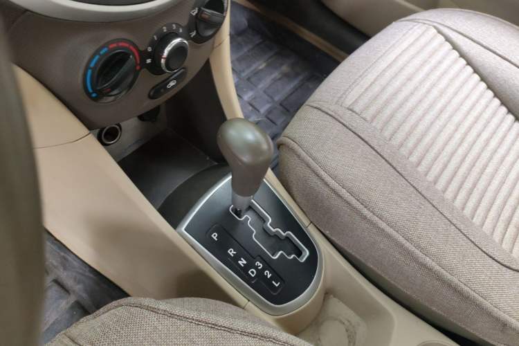 Used Hyundai Verna (older generation) 2010 Sedan 1.4L Automatic Comfort Model GS Gear Lever