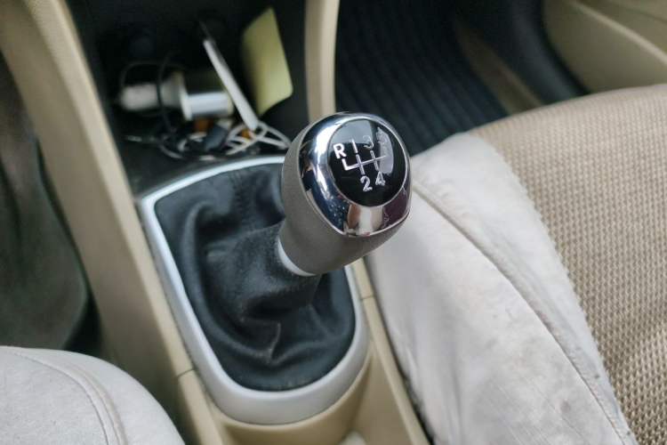 Used Hyundai Verna (older generation) 2010 Sedan 1.4L Manual Comfort GS Gear Lever