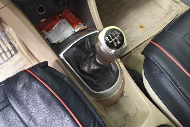 Used Hyundai Verna (older generation) 2010 Sedan 1.4L Manual Comfort GS Gear Lever