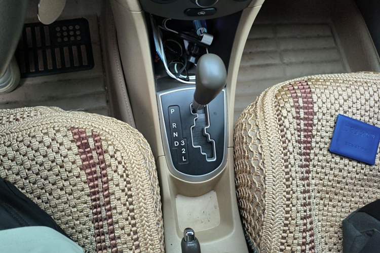 Used Hyundai Verna (older generation) 2010 Sedan 1.4L Automatic Comfort Model GS Gear Lever