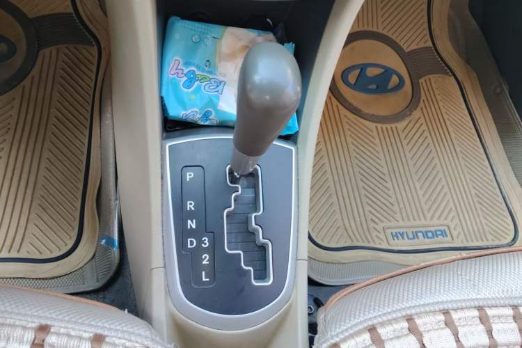 Used Hyundai Verna (older generation) 2010 Sedan 1.4L Automatic Fashionable GT Model Gear Lever