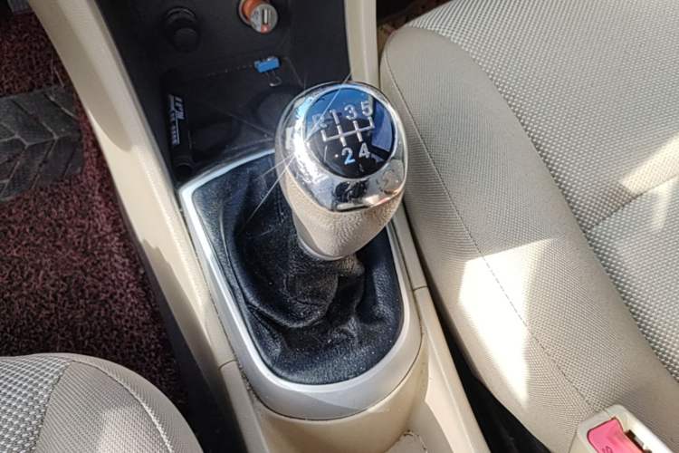 Used Hyundai Verna (older generation) 2010 Sedan 1.4L Manual Comfort GS Gear Lever