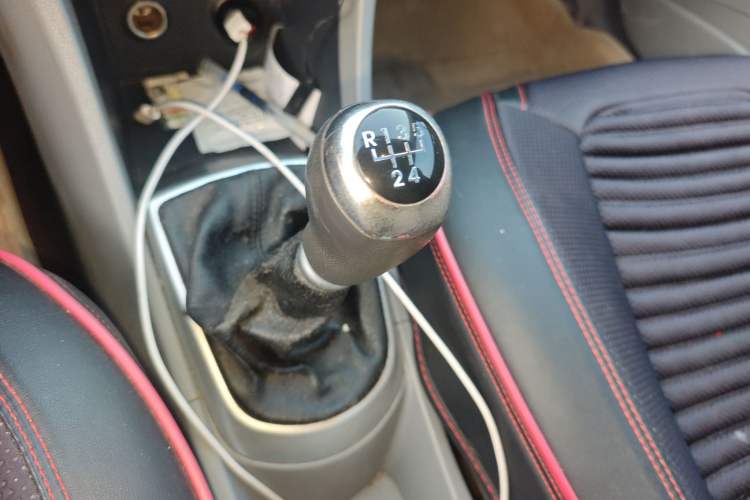 Used Hyundai Verna (older generation) 2010 Sedan 1.4L Manual Standard GL Model Gear Lever