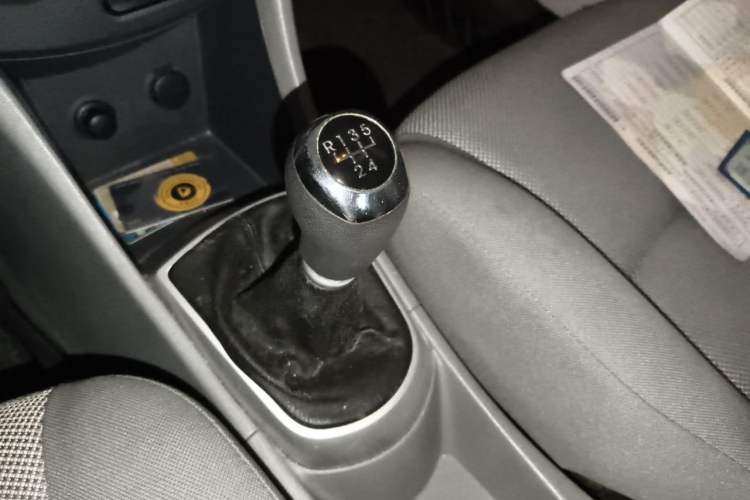 Used Hyundai Verna (older generation) 2010 Sedan 1.4L Manual Comfort GS Gear Lever