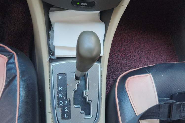 Used Hyundai Verna (older generation) 2010 Sedan 1.4L Automatic Fashionable GT Model Gear Lever