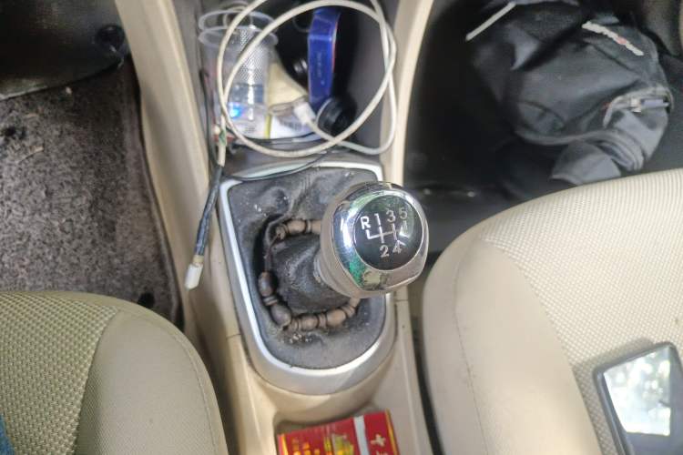Used Hyundai Verna (older generation) 2010 Sedan 1.4L Manual Standard GL Model Gear Lever