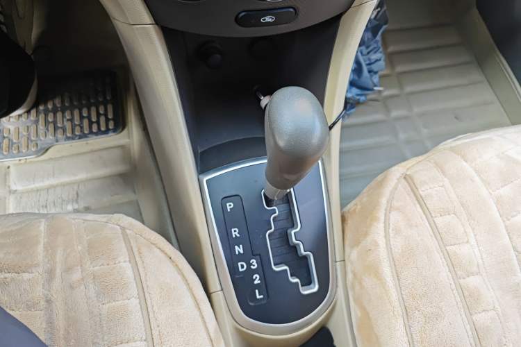 Used Hyundai Verna (older generation) 2010 Sedan 1.4L Automatic Fashionable GT Model Gear Lever