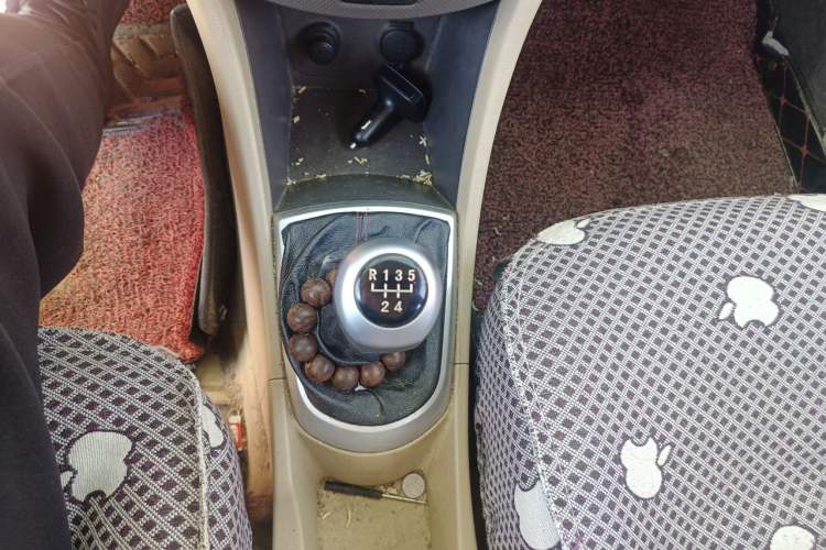 Used Hyundai Verna (older generation) 2010 Sedan 1.4L Manual Comfort GS Gear Lever