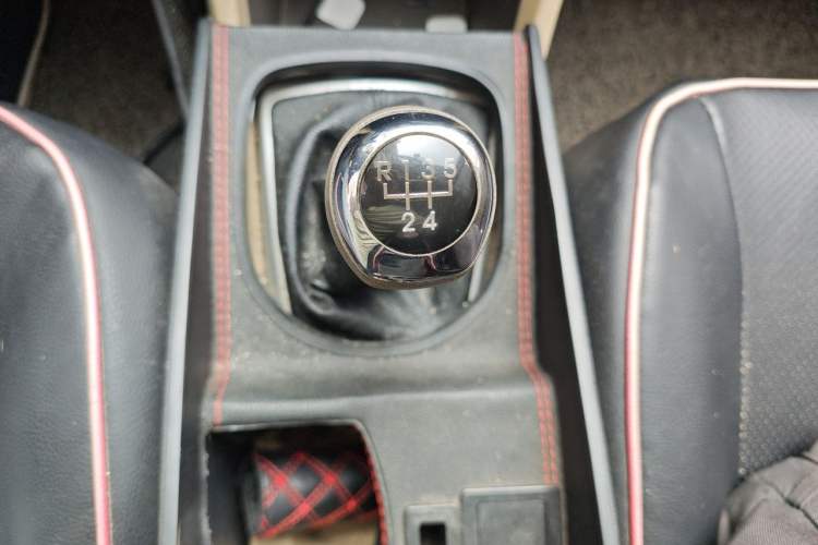 Used Hyundai Verna (older generation) 2010 Sedan 1.4L Manual Comfort GS Gear Lever