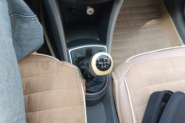 Used Hyundai Verna (older generation) 2010 Sedan 1.4L Manual Comfort GS Gear Lever