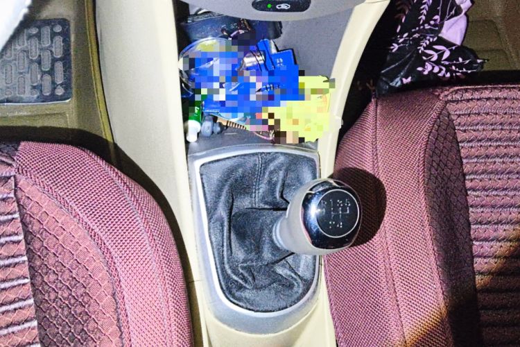Used Hyundai Verna (older generation) 2010 Sedan 1.4L Manual Comfort GS Gear Lever