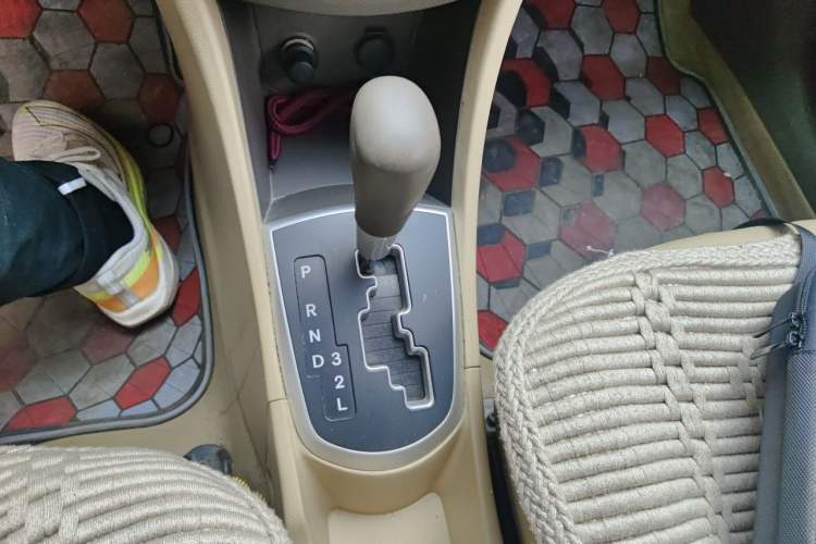 Used Hyundai Verna (older generation) 2010 Sedan 1.4L Automatic Fashionable GT Model Gear Lever