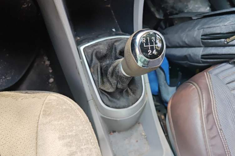 Used Hyundai Verna (older generation) 2010 Sedan 1.4L Manual Comfort GS Gear Lever