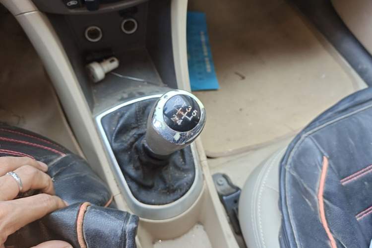 Used Hyundai Verna (older generation) 2010 Sedan 1.4L Manual Standard GL Model Gear Lever