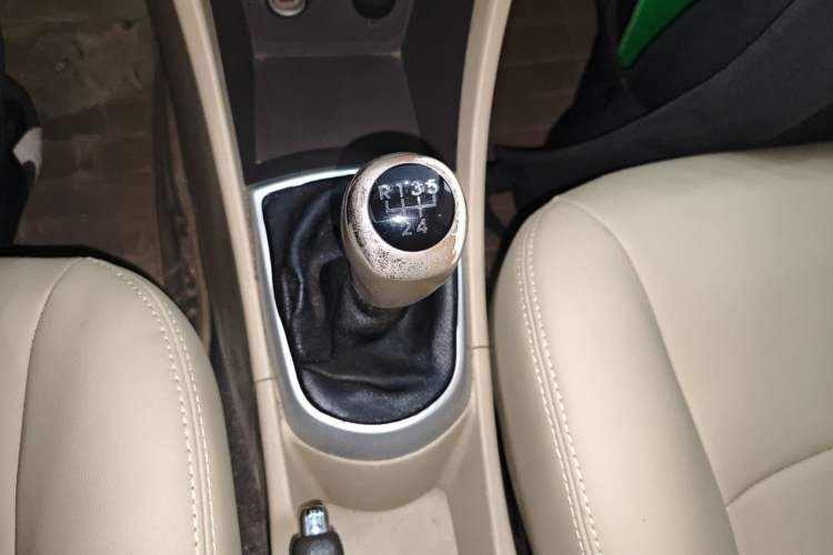 Used Hyundai Verna (older generation) 2010 Sedan 1.4L Manual Comfort GS Gear Lever