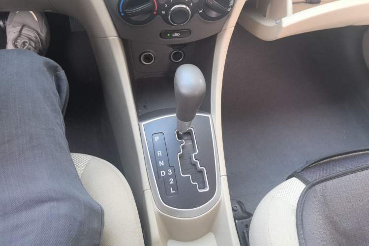 Used Hyundai Verna (older generation) 2010 Sedan 1.4L Automatic Fashionable GT Model Gear Lever