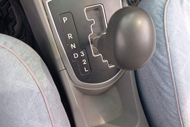 Used Hyundai Verna (older generation) 2010 Sedan 1.4L Automatic Fashionable GT Model Gear Lever