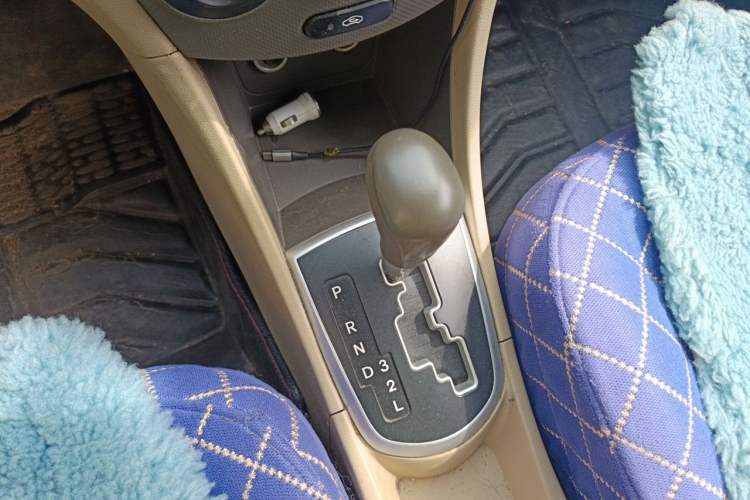 Used Hyundai Verna (older generation) 2010 Sedan 1.4L Automatic Fashionable GT Model Gear Lever