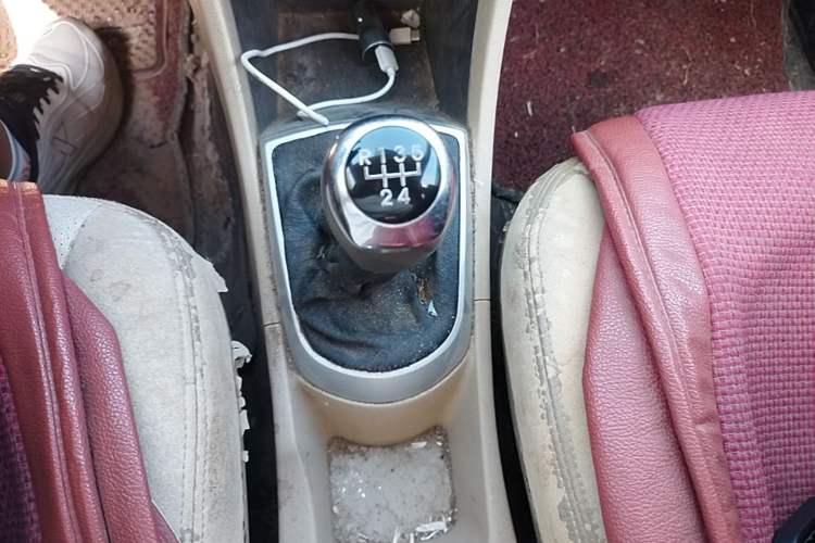 Used Hyundai Verna (older generation) 2010 Sedan 1.4L Manual Comfort GS Gear Lever