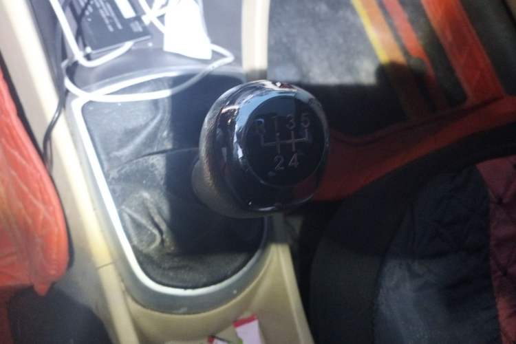Used Hyundai Verna (older generation) 2010 Sedan 1.4L Manual Comfort GS Gear Lever
