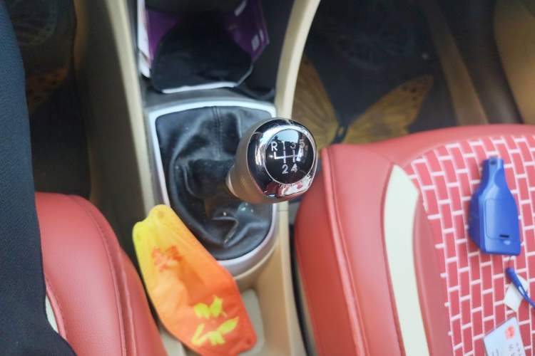Used Hyundai Verna (older generation) 2010 Sedan 1.4L Manual Comfort GS Gear Lever