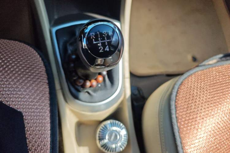 Used Hyundai Verna (older generation) 2010 Sedan 1.4L Manual Comfort GS Gear Lever