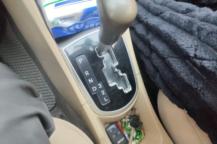 Used Hyundai Verna (older generation) 2010 Sedan 1.4L Automatic Luxury GLS Trim Gear Lever