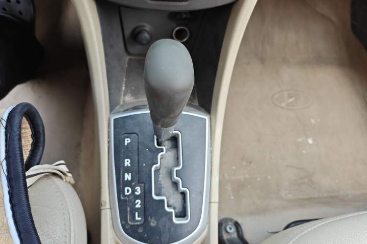 Used Hyundai Verna (older generation) 2010 Sedan 1.4L Automatic Comfort Model GS Gear Lever