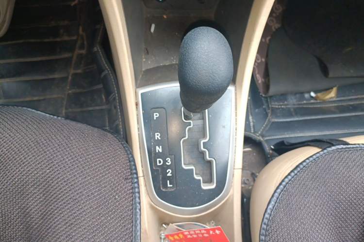 Used Hyundai Verna (older generation) 2010 Sedan 1.4L Automatic Fashionable GT Model Gear Lever