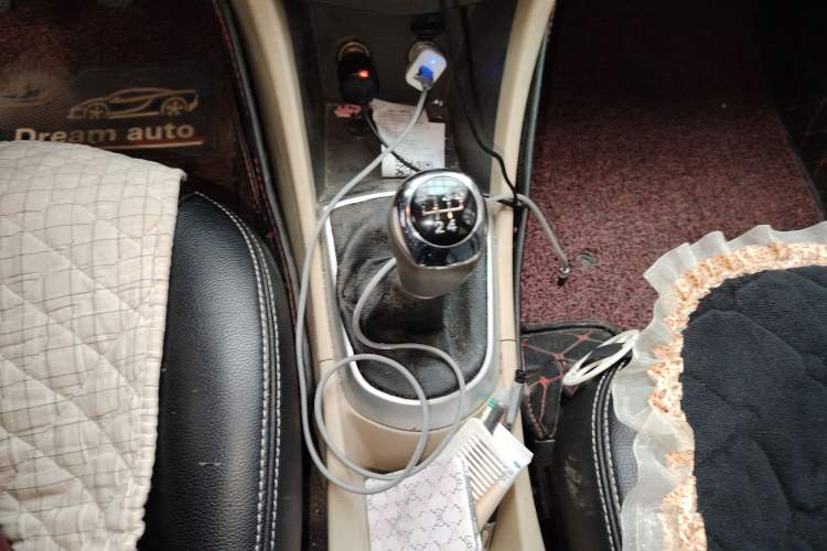 Used Hyundai Verna (older generation) 2010 Sedan 1.4L Manual Comfort GS Gear Lever