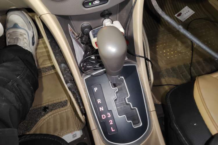 Used Hyundai Verna (older generation) 2010 Sedan 1.4L Automatic Fashionable GT Model Gear Lever
