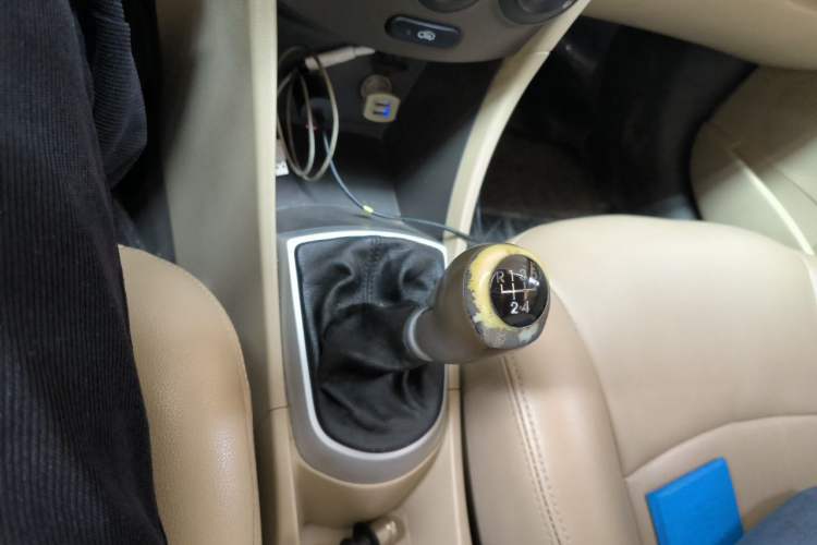 Used Hyundai Verna (older generation) 2010 Sedan 1.4L Manual Comfort GS Gear Lever