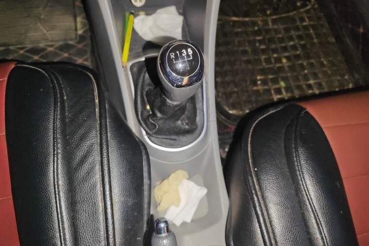 Used Hyundai Verna (older generation) 2010 Sedan 1.4L Manual Comfort GS Gear Lever