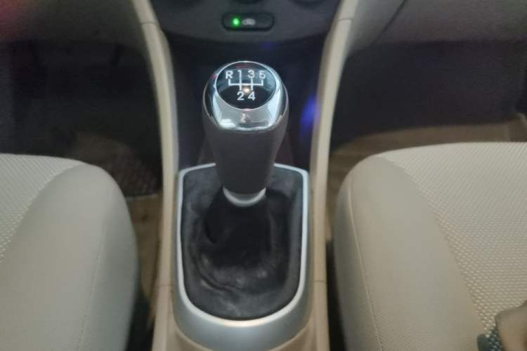 Used Hyundai Verna (older generation) 2010 Sedan 1.4L Manual Comfort GS Gear Lever