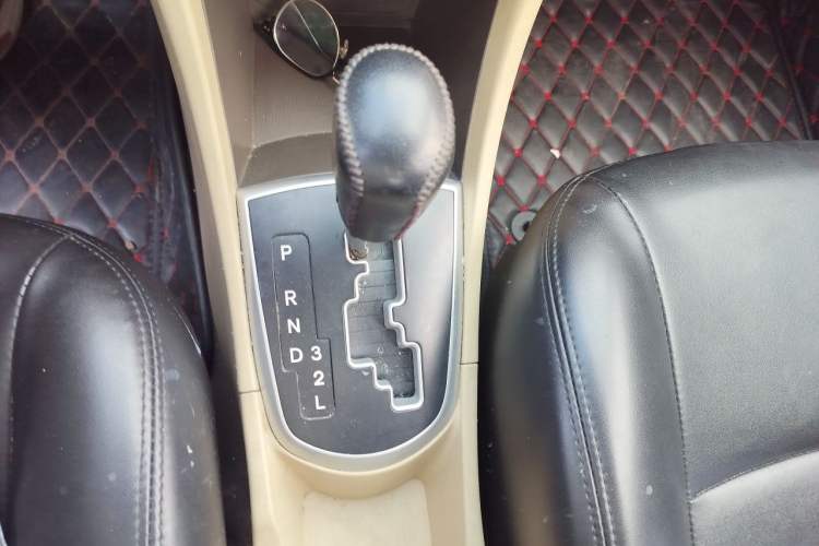 Used Hyundai Verna (older generation) 2010 Sedan 1.4L Automatic Fashionable GT Model Gear Lever