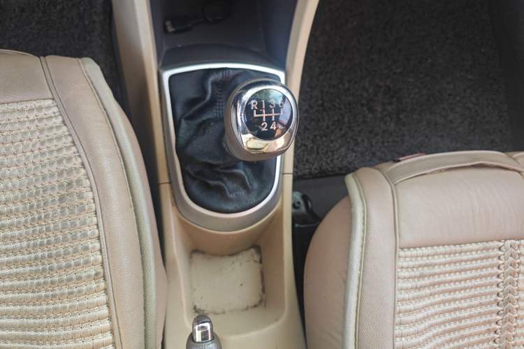 Used Hyundai Verna (older generation) 2010 Sedan 1.4L Manual Comfort GS Gear Lever