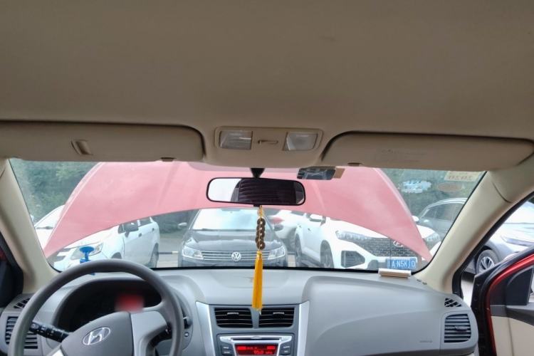 Used Hyundai Verna (older generation) 2010 Sedan 1.4L Manual Comfort GS Headliner