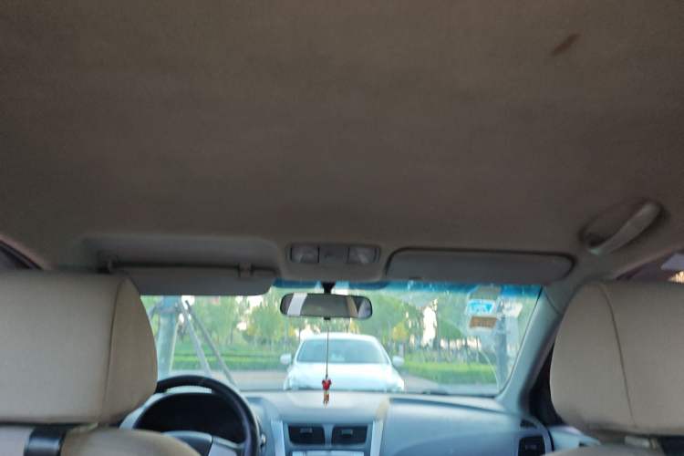 Used Hyundai Verna (older generation) 2010 Sedan 1.4L Manual Comfort GS Headliner