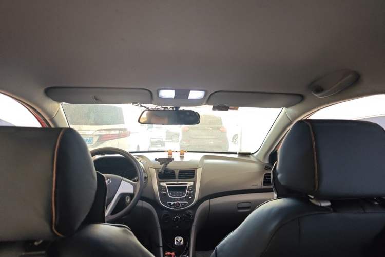 Used Hyundai Verna (older generation) 2010 Sedan 1.4L Manual Comfort GS Headliner