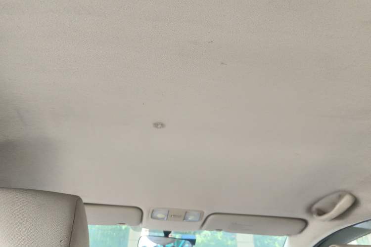 Used Hyundai Verna (older generation) 2010 Sedan 1.4L Manual Standard GL Model Headliner
