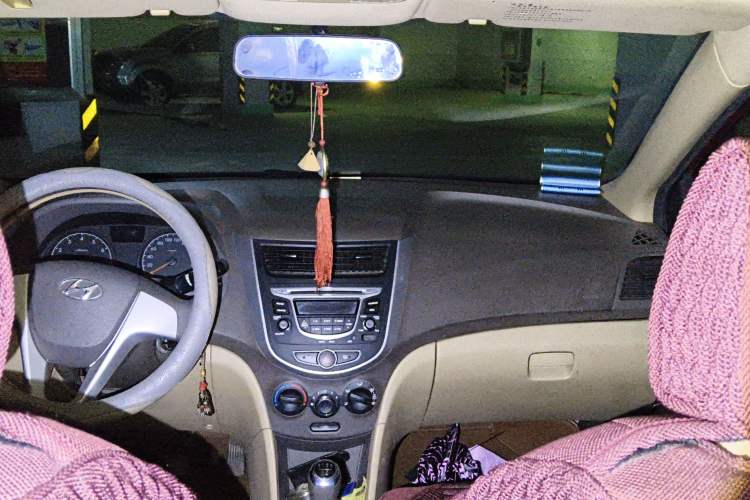 Used Hyundai Verna (older generation) 2010 Sedan 1.4L Manual Comfort GS Headliner