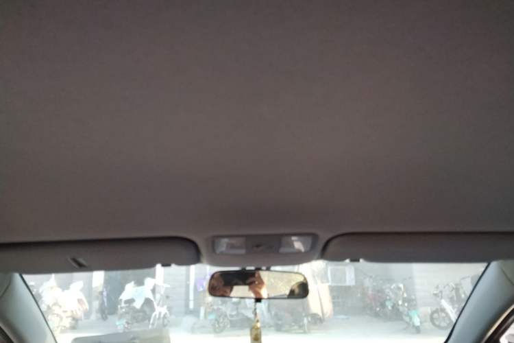 Used Hyundai Verna (older generation) 2010 Sedan 1.4L Manual Comfort GS Headliner